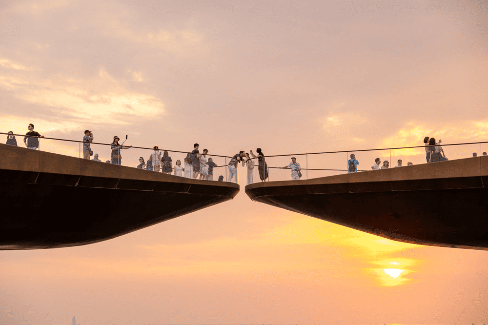 Kiss Bridge symbolizes the connection between people, nature, and life (Source: Sun World Hon Thom)